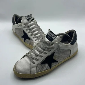 GOLDEN GOOSE SUPERSTAR - Ett par golden goose superstar i storlek 43 passar 44, 7,5/10 skick, dust bag kommer med och pris kan diskuteras 