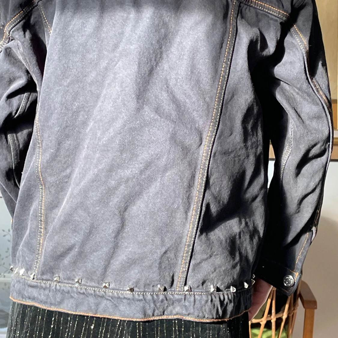 Svart jeansjacka med nitar - 90