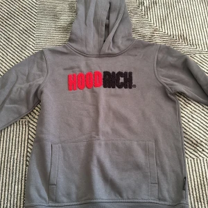 HoodRich hoodie - Hoodie från HoodRich, de är i bra skick, kan gå ner vid snabbaffär. Barnstorlek XL (13-15 år)