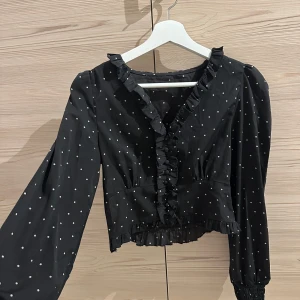 Blus - Prickig blus säljes Gömd dragkedja i sidan