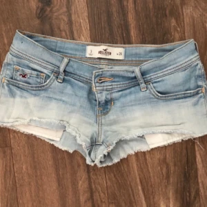 Lågmidjade jeansshorts - Säljer nu mina snyggaste jeans shorts med låg midja då de inte passar längre💗💗