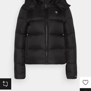 Calvin klein jacka  - Säljer min jacka eftersom jag vill köpa en annan. Köpt för 2364kr på zalando förra året har bara använt den en vinter. Helt som ny. Har kvitto. Skriv för egna bilder. Kan sälja 1200 eller 1000 vid snabb affär 