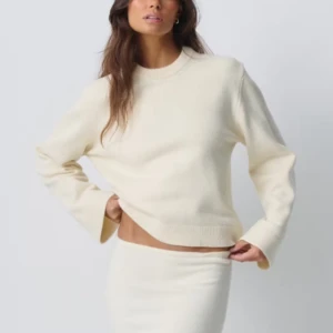 Stickad tröja vit - Superfin vit/gräddfärgad stickad tröja från Gina Tricot som endast är provad💕 Helt slutsåld på hemsidan, använd gärna köp nu 🥰