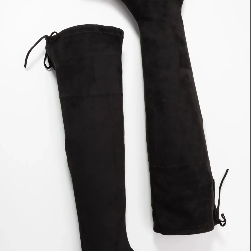 Snygga svart overknee boots. Mycket sparsamt använda och i väldigt fint skick!. Skor.