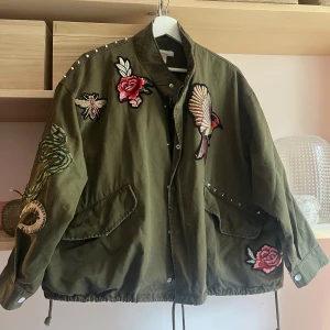 Grön jacka - Säljer denna super snygga gröna jacka. Storlek xs men sitter som s🫶🏻Hör av vid fler bilder💓