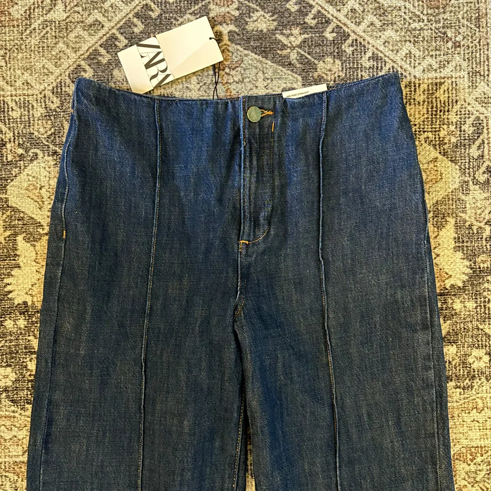 Helt nya jeans ifrån zara! Mid waist! Storlek 34 men passar 36. Jeans & Byxor.