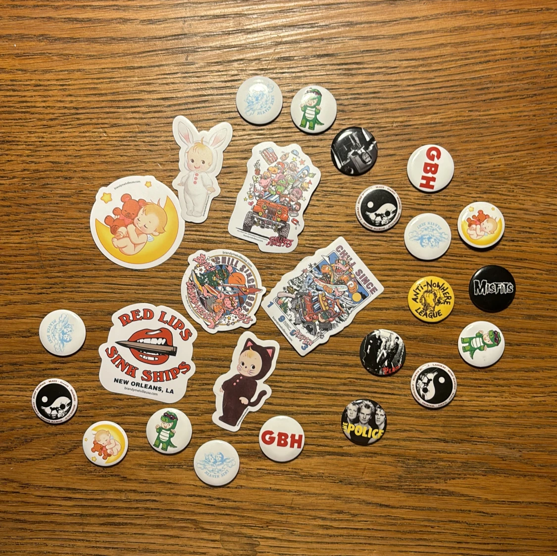 Klistermärken & pins💗