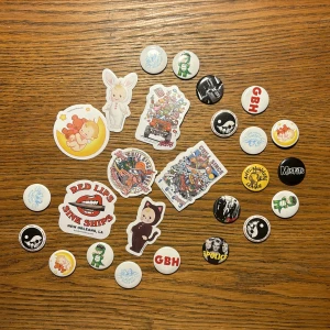 Klistermärken & pins💗 - Pins: 5 kr st✨ Klistermärke: 10 kr st✨ Alla för 150 kr💗