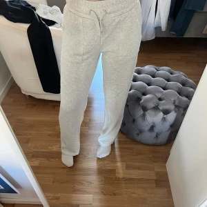 Mjukisbyxor - Ljusgråa mjukisbyxor från lager 157 som aldrig används.