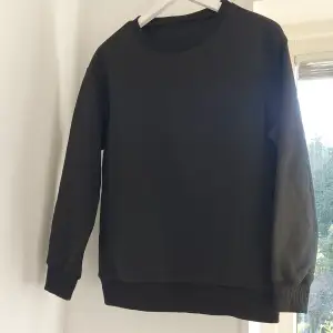 Svart basic crewneck sweatshirt från lager157. Storlek S. För flera bilder eller frågor, skriv!! 