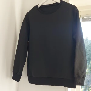 Svart crewneck sweatshirt - Svart basic crewneck sweatshirt från lager157. Storlek S. För flera bilder eller frågor, skriv!! 