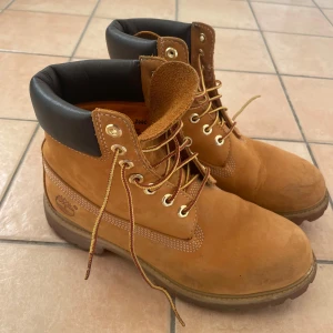Timberland kängor  - Timberland kängor i bra skick. Använd en vinter ungefär 2 månader. Köpt för 2100 kr. Storlek varma och bekväma vinterkängor 