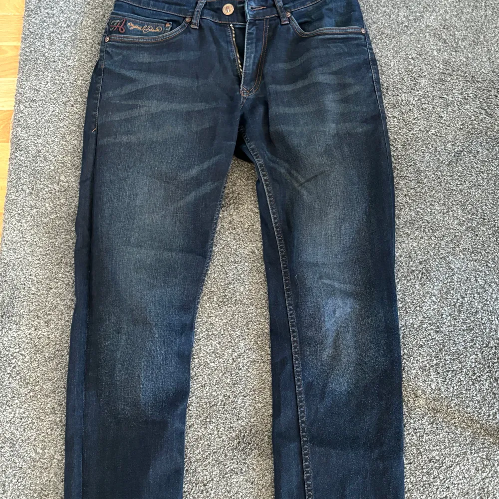 Ett par jättefina Tommy hilfiger jeans som är andvända Max 3-4 gånger, storlek 32 . Jeans & Byxor.