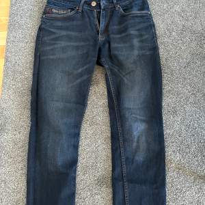 Ett par jättefina Tommy hilfiger jeans som är andvända Max 3-4 gånger, storlek 32 