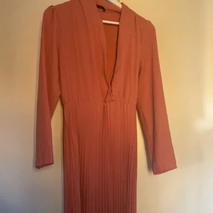 klänning för fest/vardag - storlek M har aldrig använts sen den va köpt har bra kondition