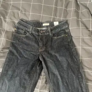 straight jeans, ei oo lappua mutta sopii noin 165-170 pituisille. oon 163 pitkä ja mulle lahkeet vähän pitkät