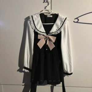 Liz Lisa Sailor Set Up - Sailor Set Up från Liz Lisa! En staple piece för jirai kei! One size, rekommenderar för XS-liten M!   Toppen nyskick och shortsen i mycket gott skick! Jag har använt shortsen med andra pieces, därav ev, mer tecken på användning! 