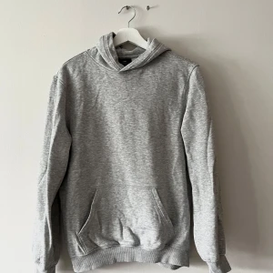 Hoodie grå - Riktigt snygg hoodie från hm som säljes pågrund inte kommer till användning 