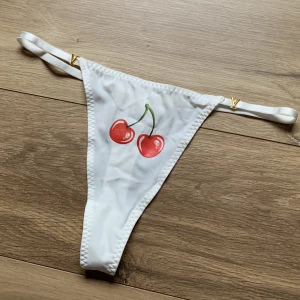 Cherry string trosor vita körsbär spänne i guld - Superfina helt nya testat över egna trosor och insåg dom var lite för stora :(