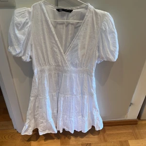 Zara klänning - Säljer den här fina zara klänningen. Storlek S. Väldigt bra skick då den inte har några defekter och har varit väl omhändertagen. Säljer då den tyvärr är för liten. Priset kan diskuteras.