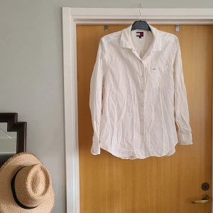 Tommy Hilfiger-skjorta - Lite äldre ribbad skjorta. Med bröstficka. Storlek 16