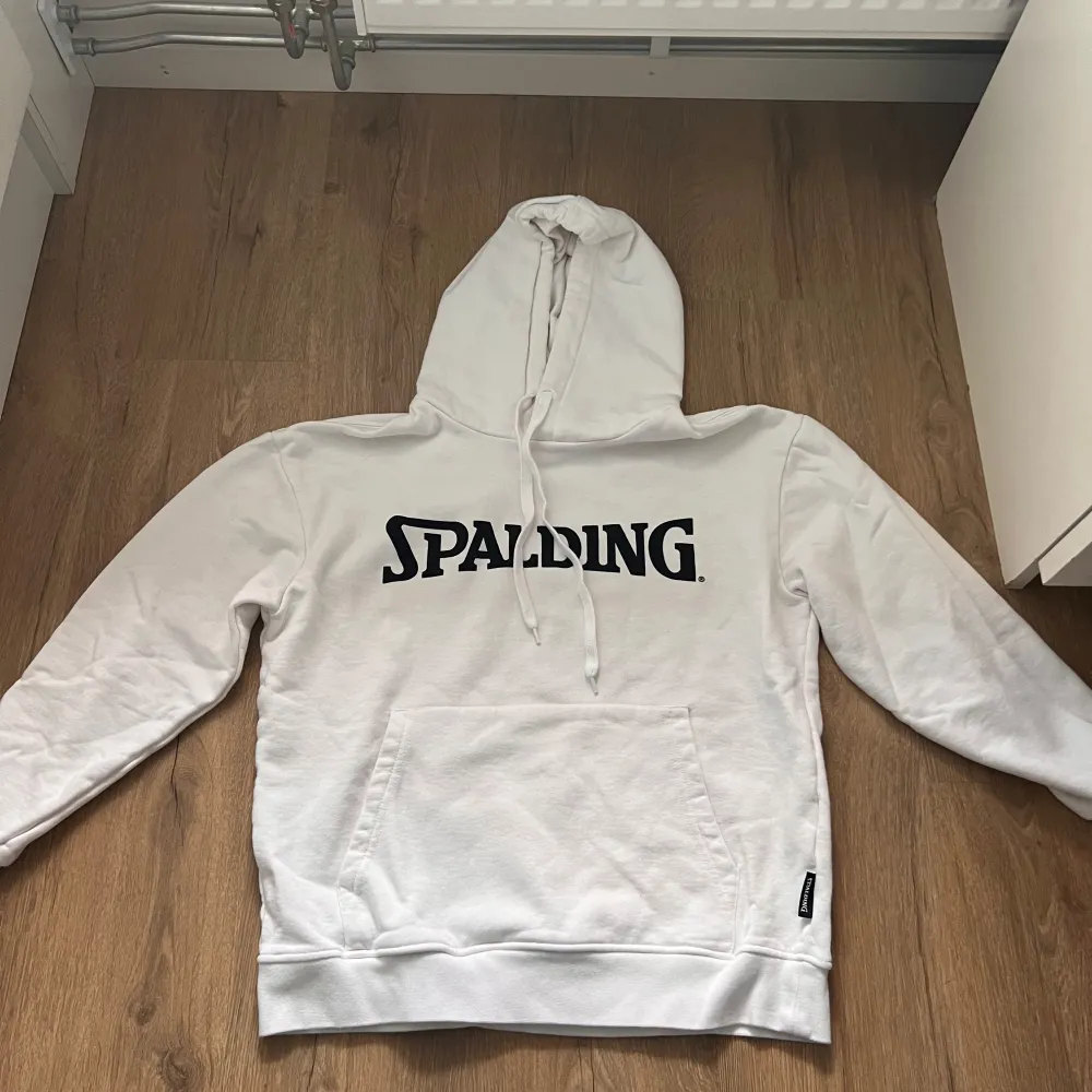 Zara-spalding hoodie. Storlek M men passar som S, bra skick. Hoodies.