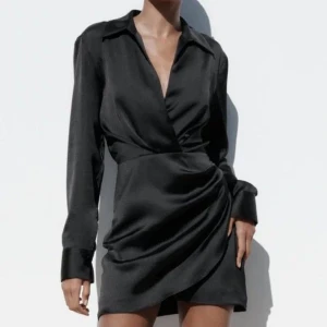 Zara klänning - Sjukt snygg klänning från zara som inte längre säljs. Använt endast ett par gånger då jag har gått ner i vikt och klänningen inte längre passar. Skriv privat för egna bilder!