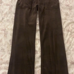 Juicy couture - Säljer mina Classic Velour Del Ray Pant Java i storlek xxs.