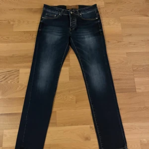 Dolce Gabbana jeans - Stilrena mörkblåa jeans från dolce & gabbana i riktigt bra skick. Priset går att diskutera, skriv för fler bilder etc. 