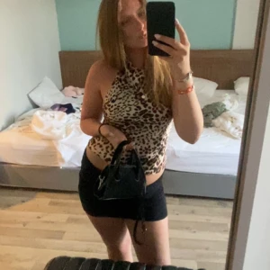 Leopard topp - Bra skick använd typ två gånger som mest och den är i S men den passar M lika bra