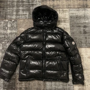 Moncler Maya jacka - Hej! Säljer nu min splitternya Moncler Maya jacka. Vid fler frågor skicka gärna iväg ett meddelande. Endast seriösa köpare tack!