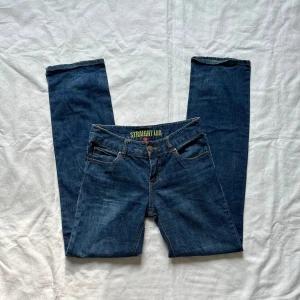 Långa jeans  - Långa straight leg vintage jeans Innerbenslängd 83cm Vid köp av flera varor får du rabatt 💛