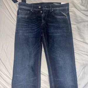 Billiga replay jeans HELT NYA - Feta jeans att ha nu under vintern som passar vilken klädstil som helst. Helt nya jeans med taggen på. Köpte dom men de passade inte mig.  Modell: Willbi Regular Slim Fit  Storlek: W28 L34  