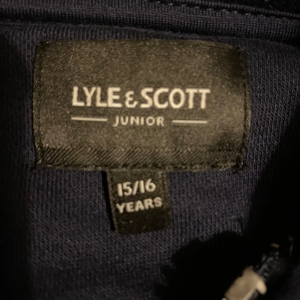 Lyle & scott zip up kofta Den är som ny  För stor för mig passar nog folk som är 170-180. Jackor.