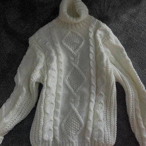 En jättefin tröja från Monki 🤍 - En tröja från Monki som aldrig är använd, är i nyskick. Skriv mm du är intresserad att köpa den och vill ha fler bilder💘 pris kan diskuteras! 