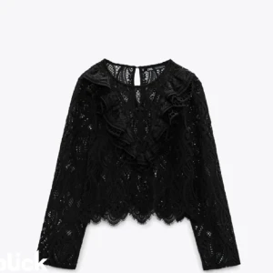 Spetsblus 😍😍 - Säljer denna superfina spetsblusen från zara. Väldigt bra sick. Säljer för att den inte kommer till användning. Storlek M men passas S/xs ❤️