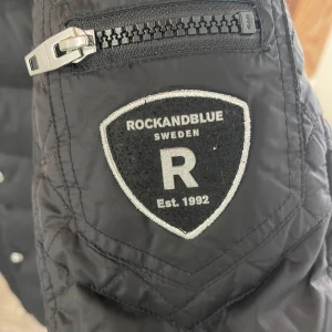 Rock and blue jacka (äkta päls) - - Svart färg - Storlek 36 / S - Använt max 3 gånger - Äkta päls - Endast en skada där en knapp är borta på ett helt osynligt ställe (alltså inga problem) - Annars helt ny och fräsch  Säljer för jag har flera andra jag använder
