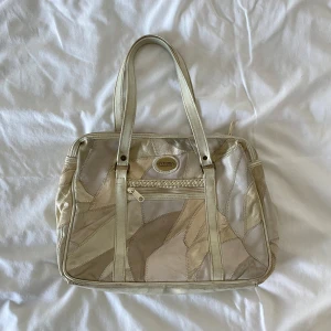 Vintage bag patchwork y2k 2000s läder skinn leather - Mått ca 32x25x9 cm, höjd med handtag 43 cm. Tror att det är riktigt läder men kan inte garantera något! Behöver en liten cleanup men overall bra skick 💋