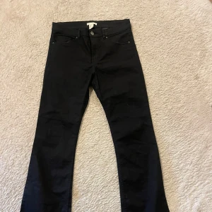 Bootcut Jeans - Svarta Bootcut Jeans som så sjukt snygg helt nya aldrig Använt 🖤🖤 