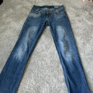 Lee jeans low waist - Ett par jätte fina Lee jeans. Low waist dem är mittemellan straight och bootcut💗 Det är bara att skriva om det är något ni funderar över 🙌🏼