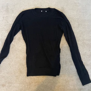 Tröja - Jätte skönt material! Tunn stickad tröja, lite genomskinlig. Väldig stretchig