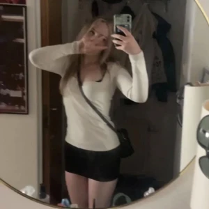 Fin vit långärmad tröja  - Perfekt nu inför hösten!🍂🍁 super fin vit långärmad tröja som passar till både fest och vardags! 