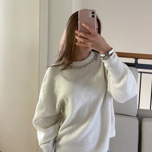 stickad tröja - Jättefin vit stickad tröja med kristalldetaljer vid halsen som nästan ser ut som ett halsband 😍