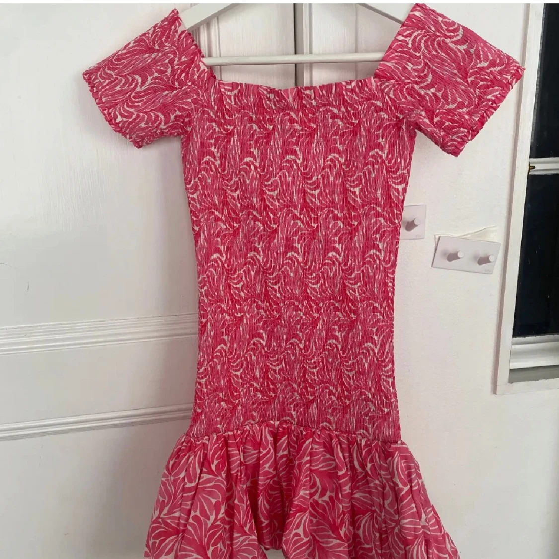 Rosa offshoulder klänning  - 1