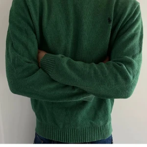 Ralph lauren tröja - Riktigt snygg  Ralph lauren tröja i färgen grön| Storlek L han på bild bär vanligtvis M| skicket på tröjan är otroligt bra inga flaws| skriv om du undrar något!