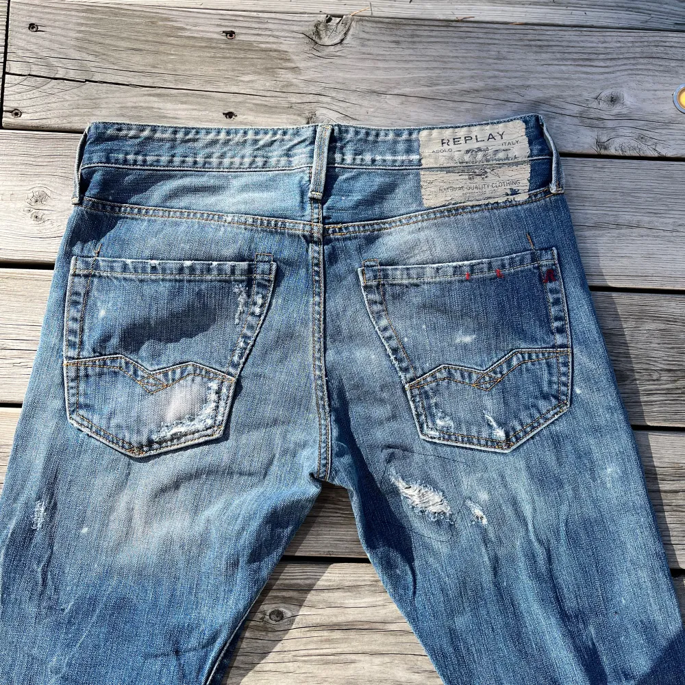 Säljer dessa replay jeans med riktigt snygga slitningar. Jeansen är i storlek 31/32 och i modellen waitom som liknar anbass. Kom privat för minsta lilla fundering, priset går att diskutera.. Farkut & Housut.