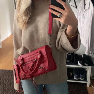Röd väska  - Skit snygg röd väska, inga defekter