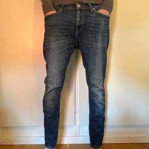 Riktigt snygga Jack and Jones jeans till otroligt pris | skick:9/10 | pris: 49kr | passform: slim fit | har du fler frågor eller funderingar är det bara att skriva 😀👍✅