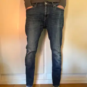 Riktigt snygga Jack and Jones jeans till otroligt pris | skick:9/10 | pris: 199kr | passform: slim fit | har du fler frågor eller funderingar är det bara att skriva 😀👍✅