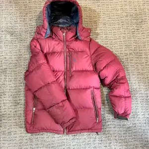 Riktigt snygg Ralph lauren puffer jacket i vinröd. Skick: 8/10 endast några fläckar som inte syns vid användning (bild 4) | pris: 1899kr | strl: S, Passar M. Har du fler frågor eller funderingar är det bara att skriva 😀👍✅